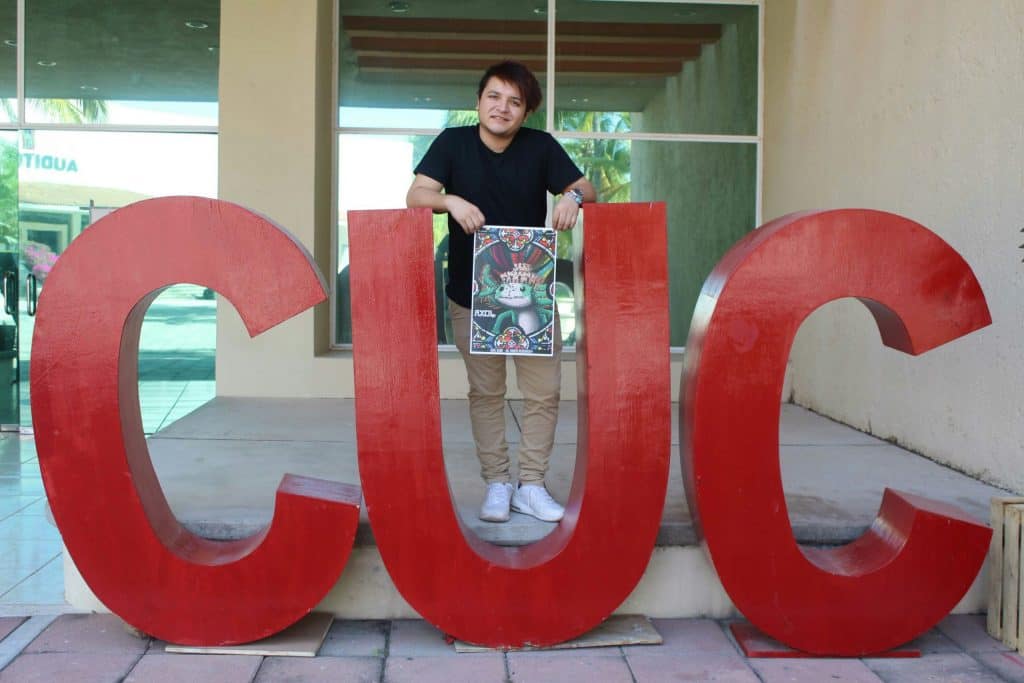 Alejo sosteniendo un póster del videojuego.